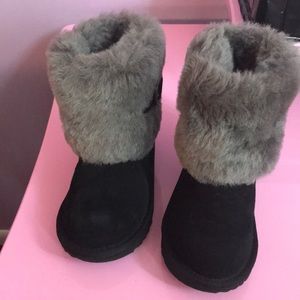 Little Girl Uggs...size 11 (New)